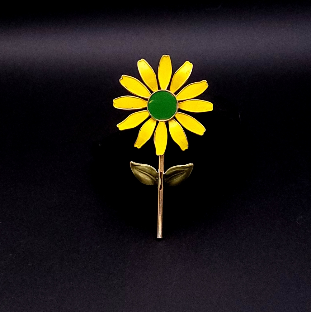 Vintage Enamel Daisy Flower Brooch Yellow Green Gold Tone